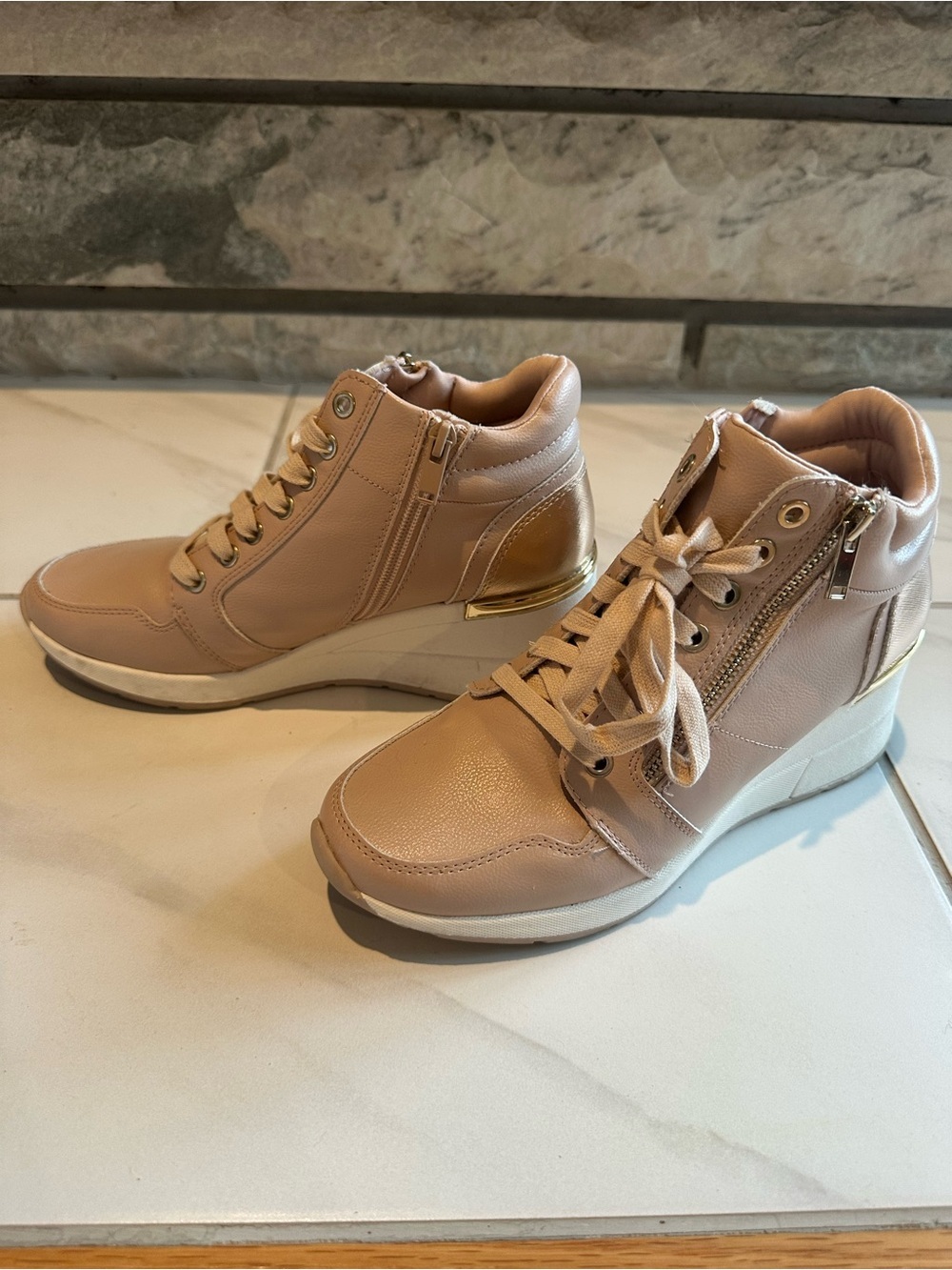 ALDO Nude Blush High Top Wedge Sneakers Metallic Gold Accent Size 9